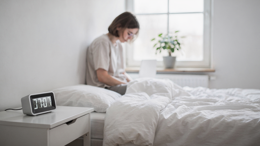 Inimene istub hommikul voodil ja tunneb väsimust