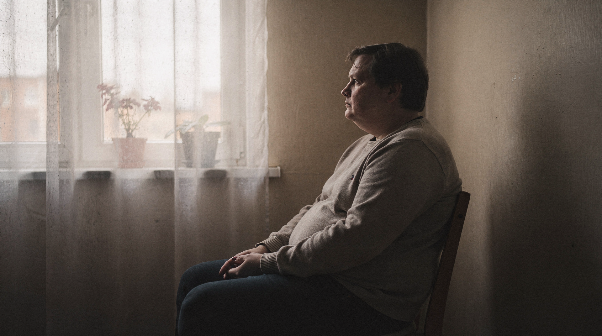 Человек у окна — усталость без слёз, тихое истощение